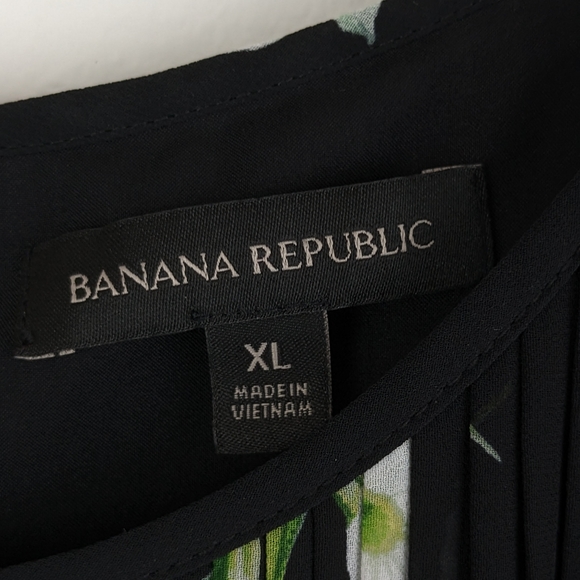 Banana Republic • Georgette Floral Pleated Dress - Picture 8 of 9